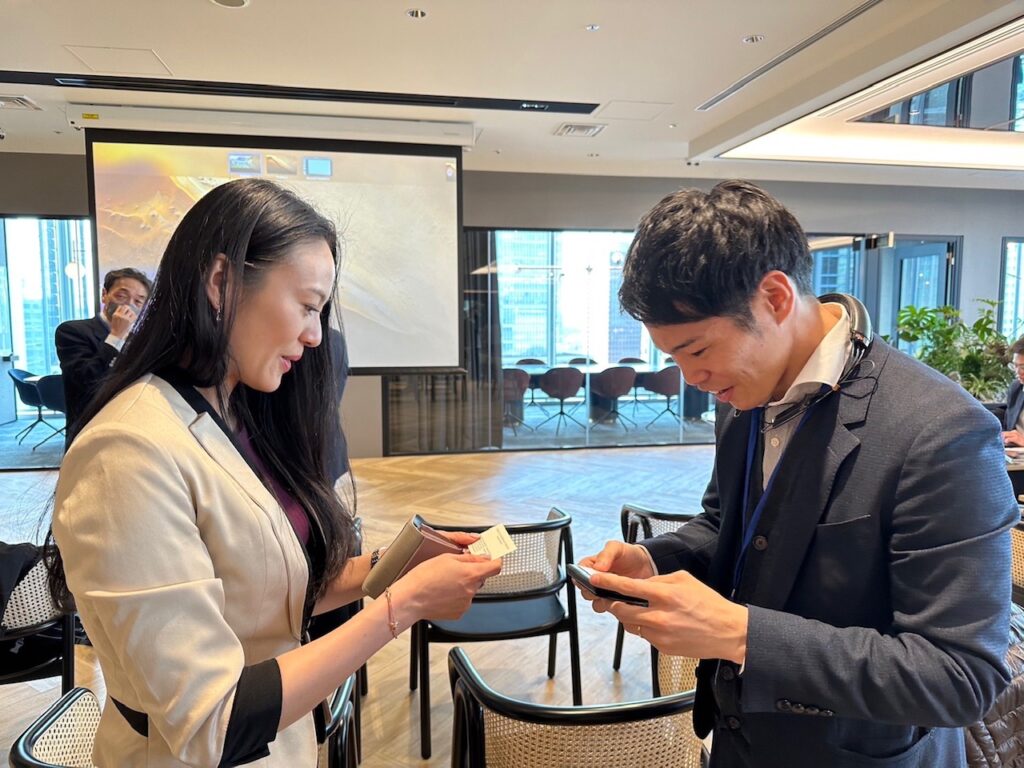 Rachel Leng exchanging business cards