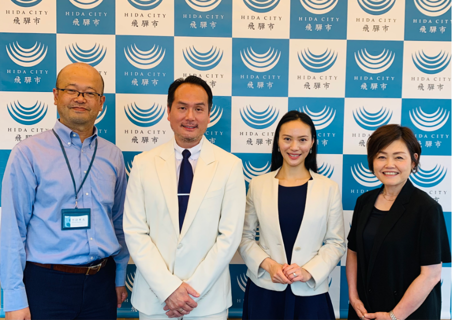 SeiRogai CEO Samuel Yuen (second from the left), COO Rachel Leng (third from the left), and Hida City Hall