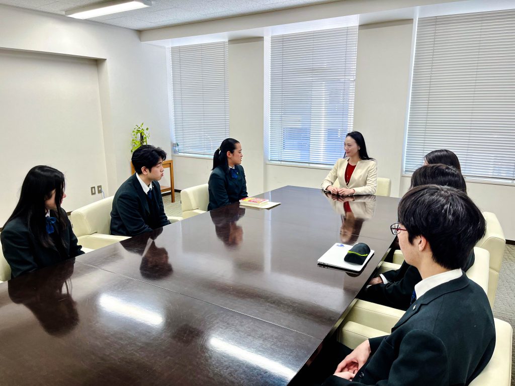 Rachel at Hiroo Gakuen roundtable meeting